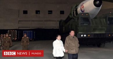 Corea del Norte: Kim Jong-un "presenta" a su hija en el lanzamiento de un misil balístico - BBC News Mundo