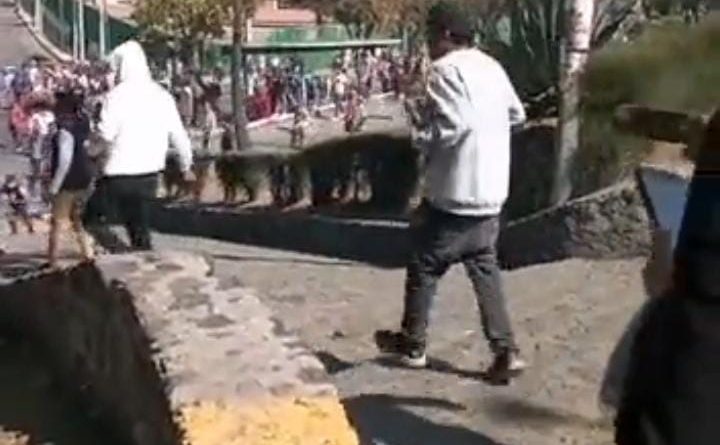 Policías y manifestantes se enfrentan por obras en Xochimilco