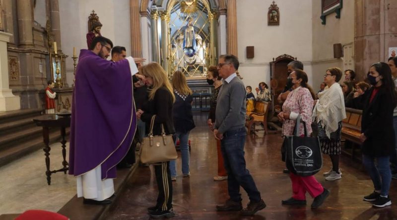 Fieles acuden al templo de la Congregación a recibir la ceniza