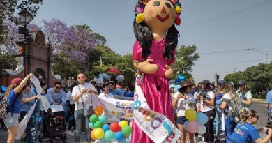 Caminan por las calles del centro para concientizar sobre el autismo