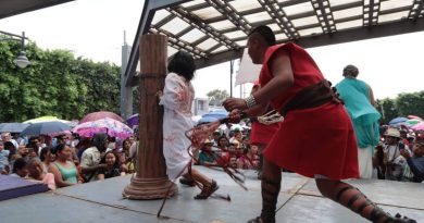 Más de mil personas asisten al viacrucis de Santa María Magdalena