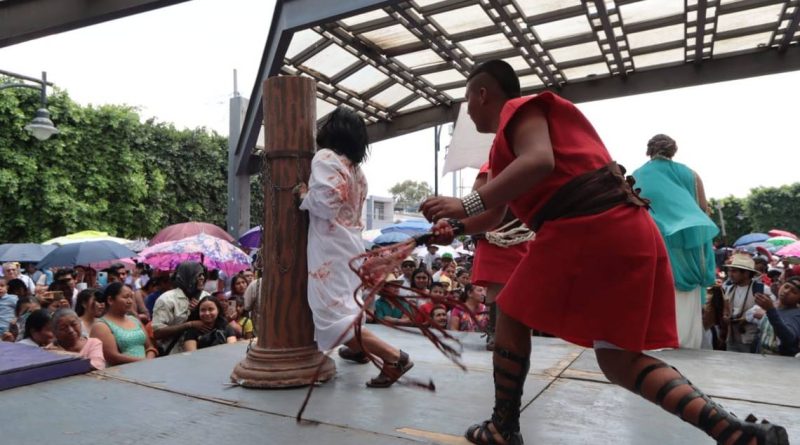 Más de mil personas asisten al viacrucis de Santa María Magdalena