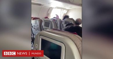 La cabina del avión de Asiana Airlines con la puerta de emergencia abierta en pleno vuelo - BBC News Mundo