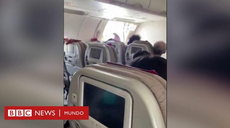 La cabina del avión de Asiana Airlines con la puerta de emergencia abierta en pleno vuelo - BBC News Mundo