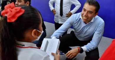 Roberto Sosa entrega tabletas a alumnos de diferentes instituciones educativas