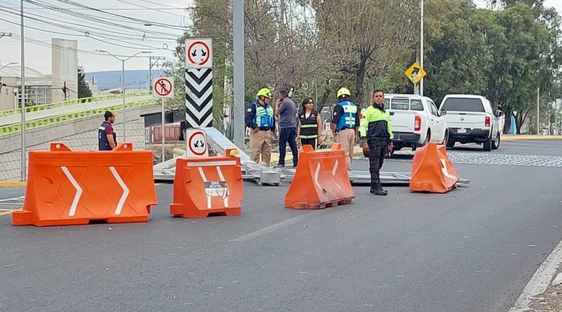 Señalética cayó y bloqueó Cerro del Sombrerete