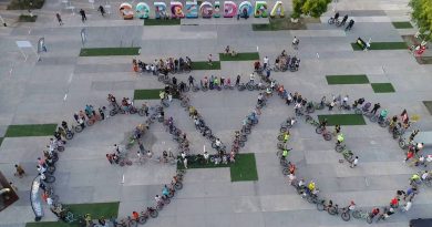 Forman bicicleta monumental en Corregidora