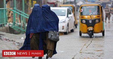 “La mayoría de mis compañeras de clase tienen pensamientos suicidas”: el nuevo horror que enfrentan las jóvenes expulsadas de colegios y universidades en Afganistán - BBC News Mundo