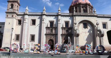 Letras monumentales de Querétaro son cubiertas con grafiti tejido