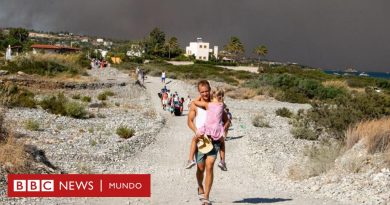 Grecia: las impactantes imágenes de los incendios en la isla de Rodas que obligaron a evacuar a miles de turistas - BBC News Mundo