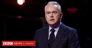 Huw Edwards, el presentador de la BBC en el centro de un escándalo por el pago de fotos explícitas, está hospitalizado con "graves problemas de salud mental" - BBC News Mundo