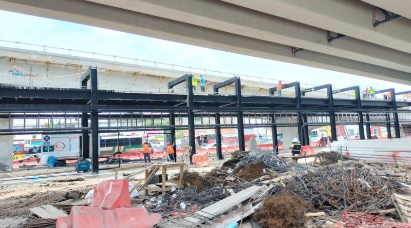 Colocan techo en estación de transporte público de la Obrera