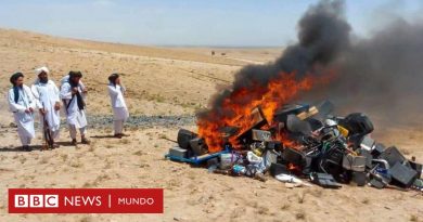 El Talibán en Afganistán: la foto que muestra la quema de instrumentos musicales por parte del liderazgo afgano - BBC News Mundo