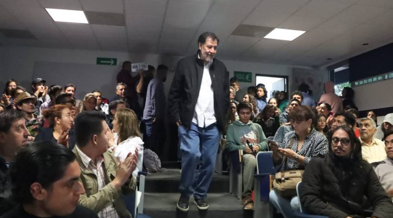 Fernández Noroña dialoga con estudiantes de la UAQ