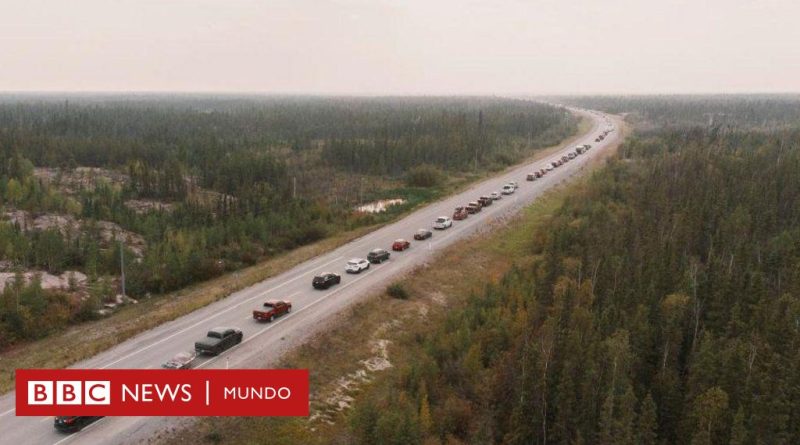 Incendios en Canadá: la operación sin precedentes para evacuar una ciudad de 20.000 habitantes a la que se aproximan las llamas - BBC News Mundo