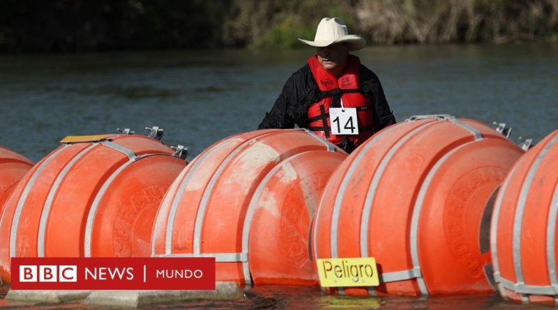 Migración en EE.UU.: encuentran una persona muerta atrapada en las boyas que Texas instaló en el río Bravo para frenar a los migrantes - BBC News Mundo