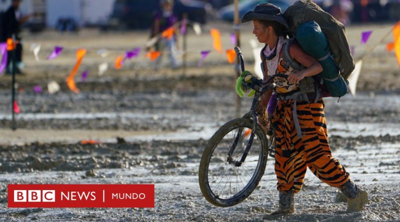 Burning Man: las imágenes de la lluvia y el barro que dejaron atrapadas a más de 70.000 personas en el famoso festival - BBC News Mundo