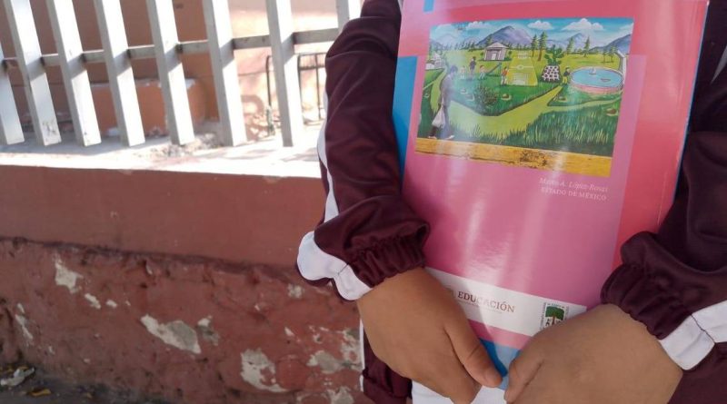 En Querétaro, padres de familia ven bien los libros