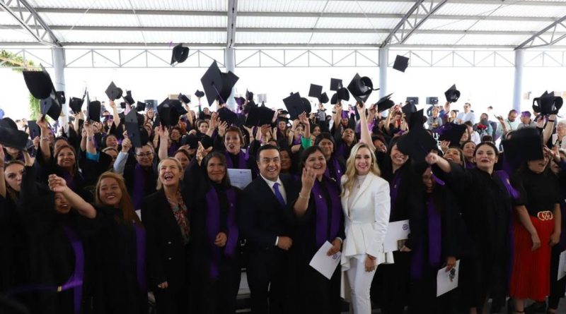 Encabeza Nava graduación de maestrías de la Universidad de las Mujeres