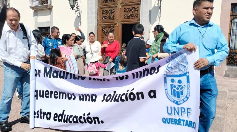 Llevan a niños en protesta contra libros de texto gratuitos