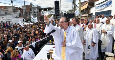 Los curas de los barrios populares de Argentina se levantan contra los ataques de Milei al papa Francisco