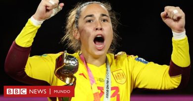 Rubiales y Jenni Hermoso | "Estoy decepcionada de que todo el mundo que te para por la calle te habla del beso y no te dice: 'Enhorabuena por el Mundial'": entrevista a Catalina Coll, campeona con la selección española de fútbol - BBC News Mundo