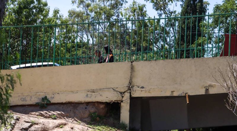 Grietas en puente de Los Alcanfores, señalan vecinos