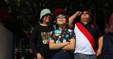 Infantes curiosos y expectantes ante el eclipse anular de sol