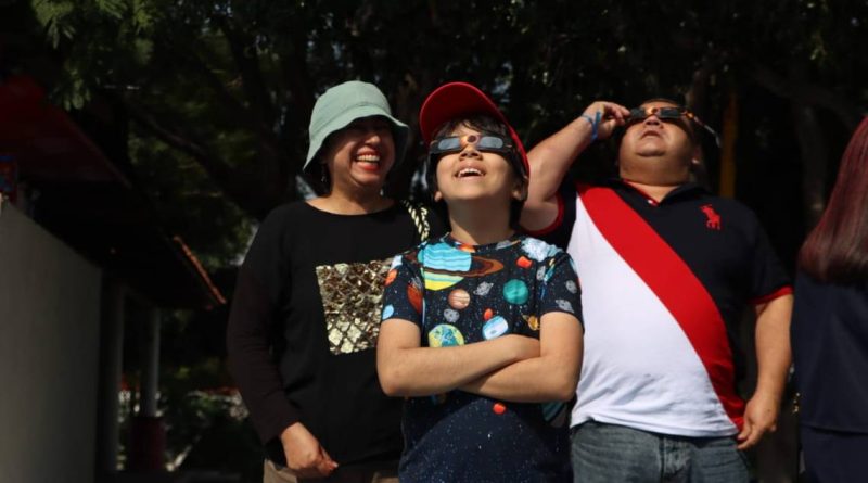 Infantes curiosos y expectantes ante el eclipse anular de sol