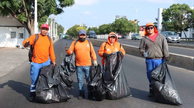 Jornada maratónica de empleados de limpia