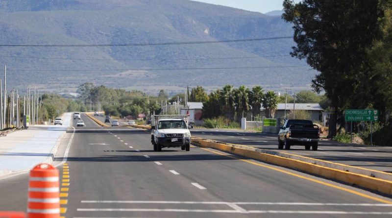 Kuri entrega obra de la carretera Querétaro-Chichimequillas