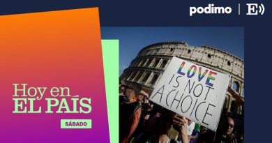 ‘Podcast’ | Los tres temas de la semana: Macron gira a la derecha con su nueva ley migratoria, el Gobierno compra parte de Telefónica y la Iglesia bendice a las parejas homosexuales