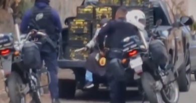 Dos policías son captados en video vendiendo una pistola a un comerciante en Cuernavaca