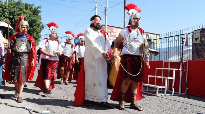 Inicia calvario de Jesucristo en colonia Satélite