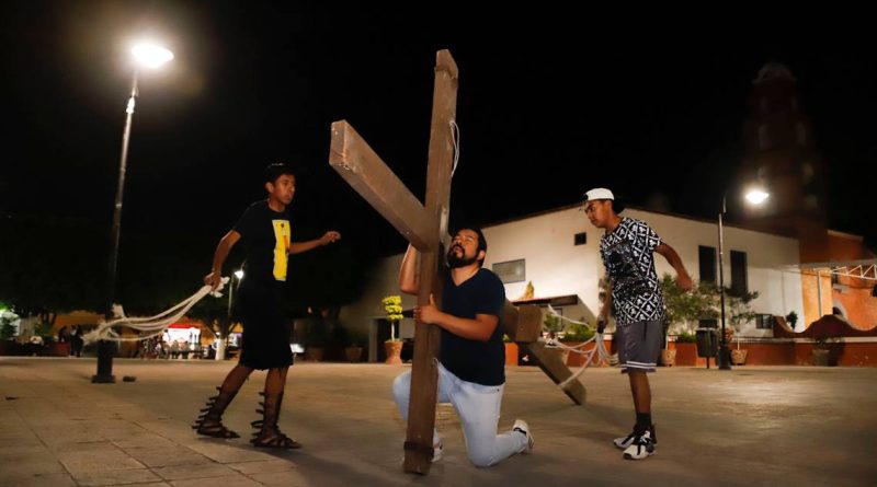 José Édgar se prepara para interpretar a Cristo en el viacrucis de Santa María Magdalena