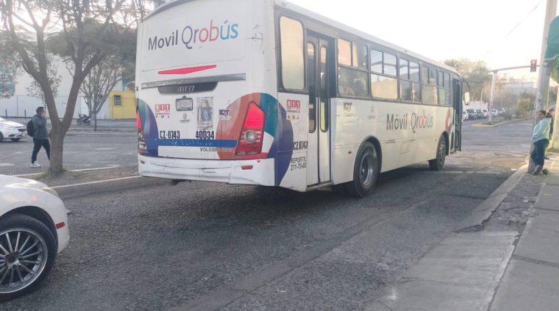 Larga espera por un autobús en días festivos