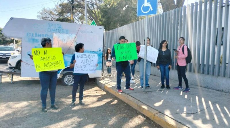 Protestan padres de familia en USEBEQ