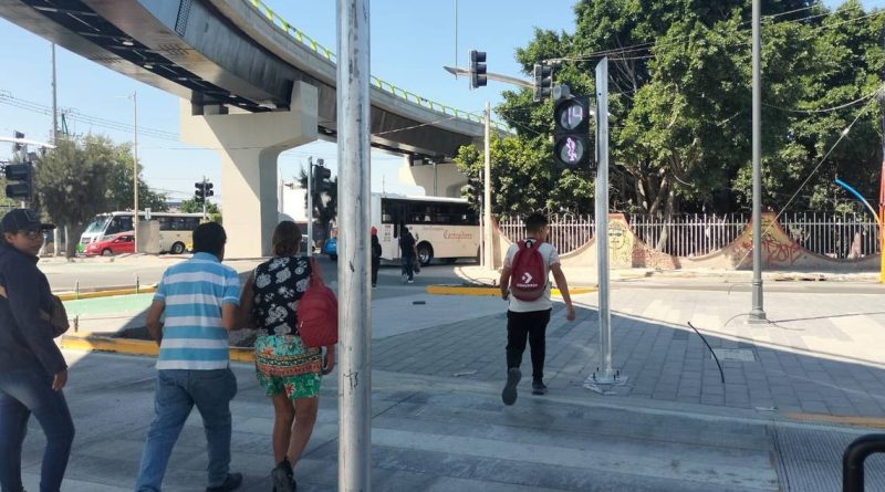 Colocan semáforos peatonales y viales afuera de estaciones en 5 de Febrero