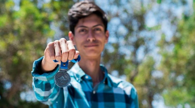 Estudiante de la UAQ, medalla de plata en concurso de matemáticas Carl Friedrich