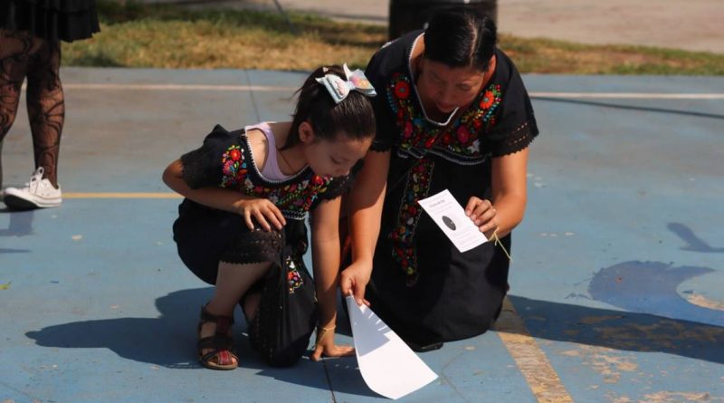 Padres de familia piden cuidar a niños durante el eclipse solar