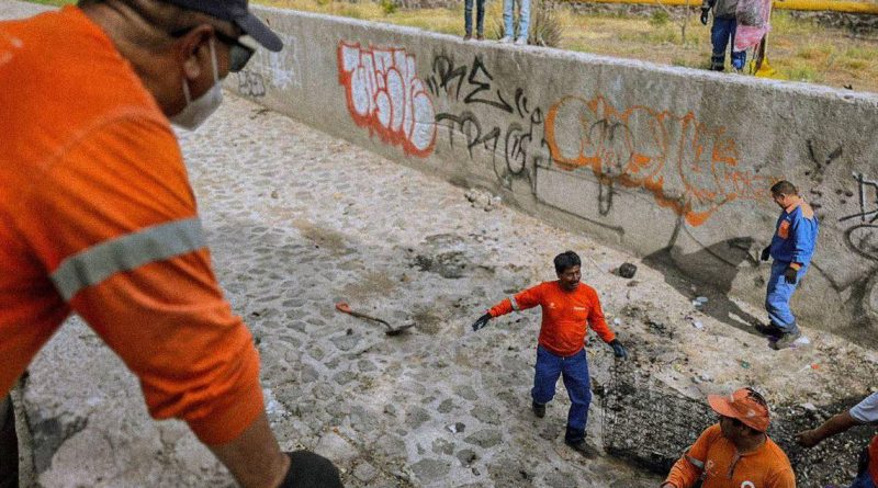 Retiran a migrantes que habitaban en drenes de la capital queretana