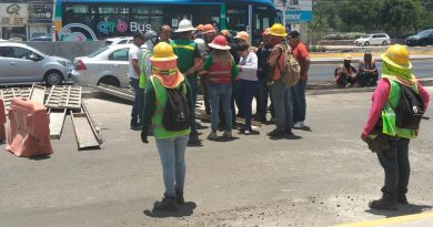 Bloquean trabajadores 5 de Febrero por falta de pago