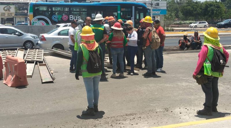 Bloquean trabajadores 5 de Febrero por falta de pago