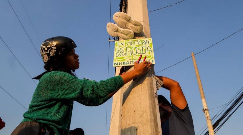 Colocan zapatos blancos en memoria de Rosita, mujer de la tercera edad que fue atropellada