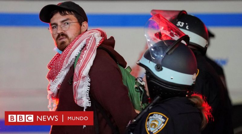 Columbia: la policía desaloja de la universidad a los estudiantes que protestan contra la guerra de Israel en Gaza y detiene a unas 300 personas - BBC News Mundo