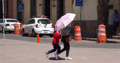 Con agua y cheve mitigan el calor 