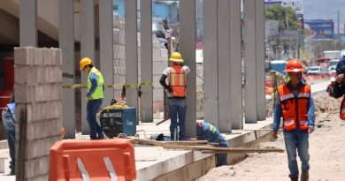 Por calor, constructores adelantan horario de trabajo