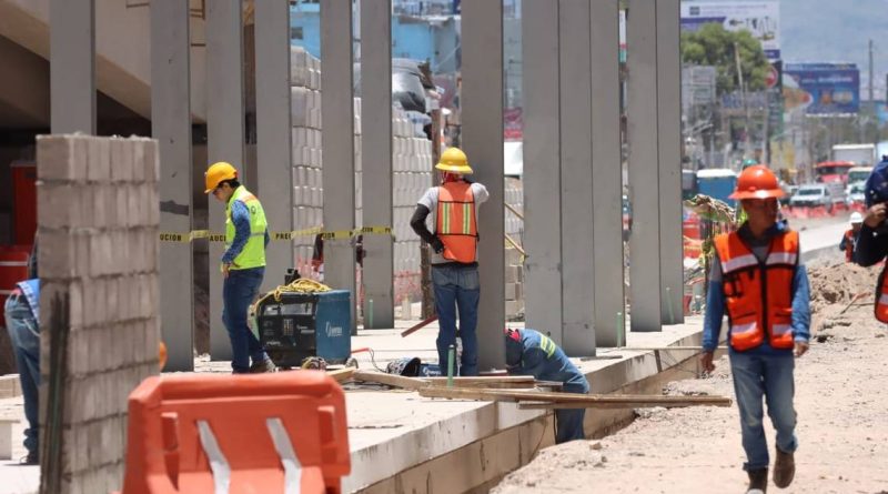 Por calor, constructores adelantan horario de trabajo