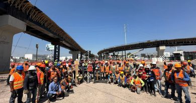 Trabajadores de Paseo 5 de Febrero celebran la Santa Cruz