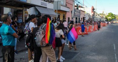 Deben usuarios de transporte esperar paso de manifestación